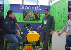 Buenas conversaciones en el stand de BloomX